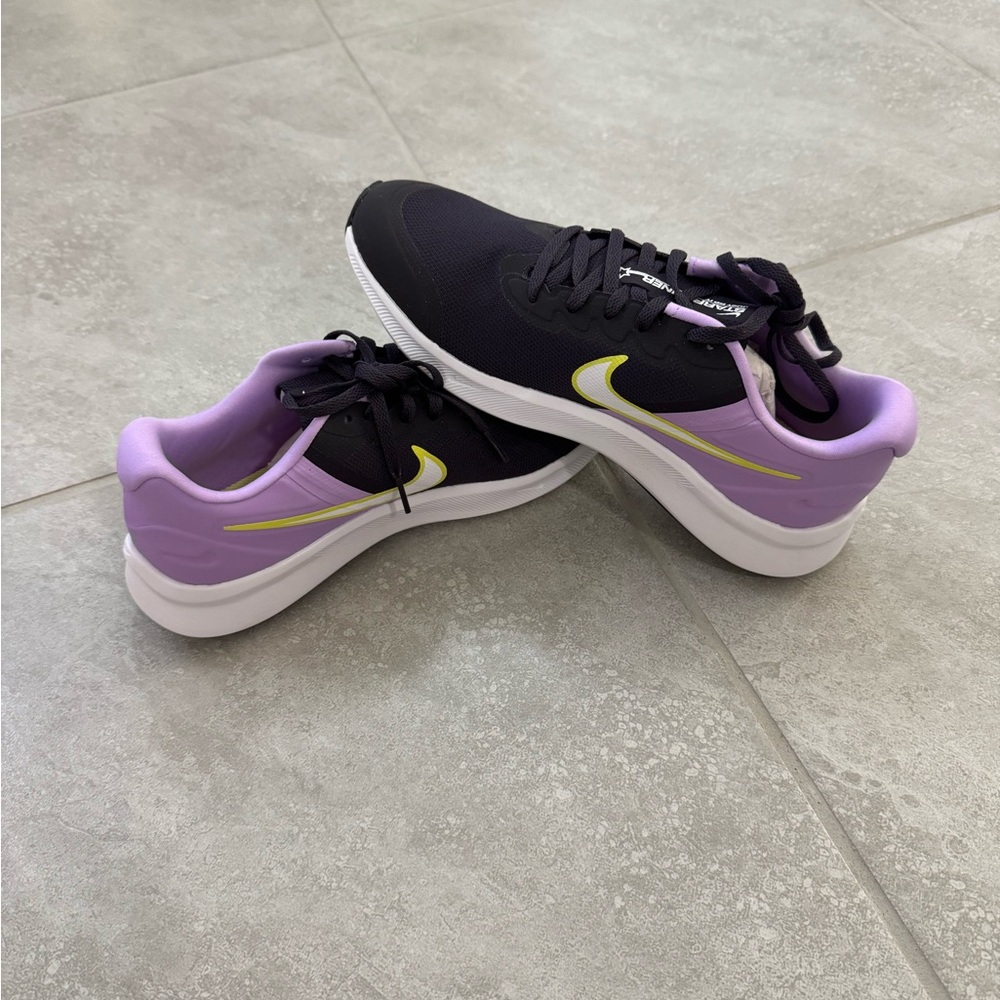 BLOWOUT DEAL!! Nike Star Runner 3 size 7y/8.5w